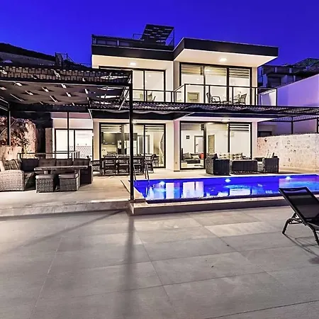 In Sleeps 10 With Pool Air Con And Wifi *