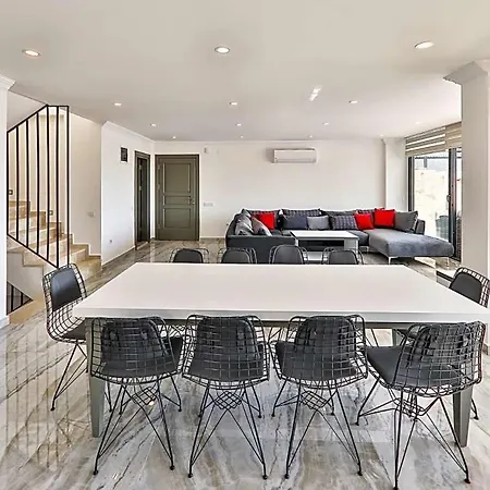 In Sleeps 10 With Pool Air Con And Wifi *