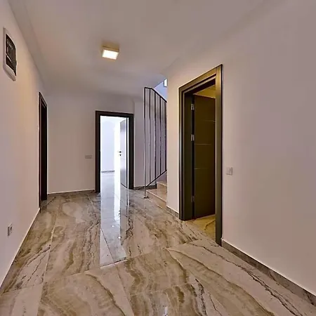 In Sleeps 10 With Pool Air Con And Wifi *