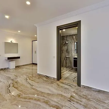 In Sleeps 10 With Pool Air Con And Wifi *