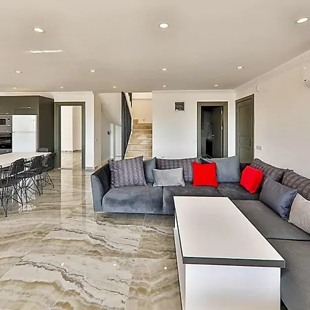 In Sleeps 10 With Pool Air Con And Wifi *